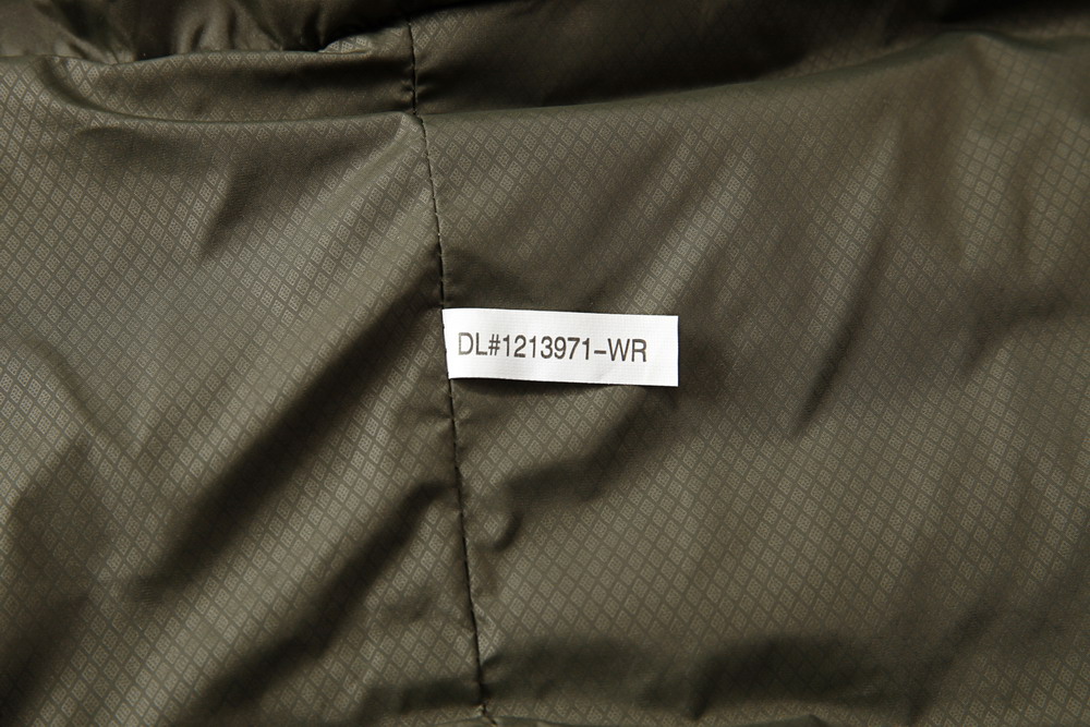 冬季羽絨服細節(jié)展示